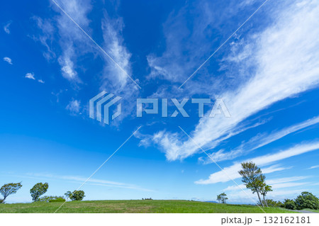 青空と雲と草原 132162181