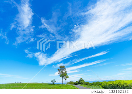 青空と雲と草原 132162182