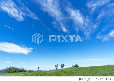 青空と雲と草原 132162183