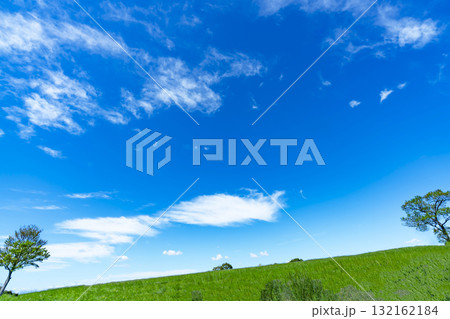 青空と雲と草原 132162184