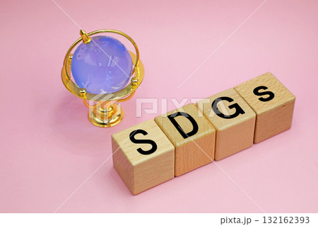 SDGsと書かれたブロックと地球儀 132162393