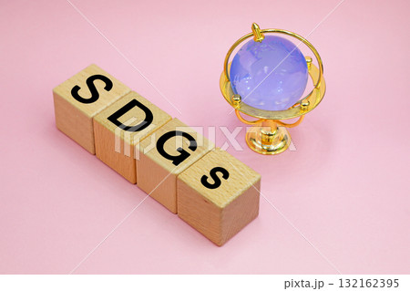 SDGsと書かれたブロックと地球儀 132162395