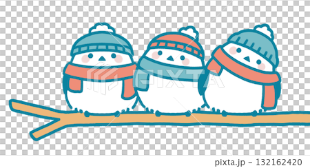 冬天，長尾山雀在棲木上保持溫暖舒適 132162420