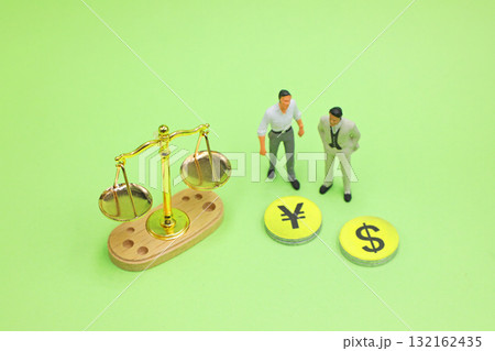 円安と円高の為替のイメージ 円安と円高の為替のイメージ 132162435