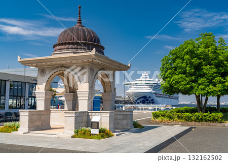 《神奈川県》豪華客船が停泊する大さん橋・山下公園の眺め 132162502