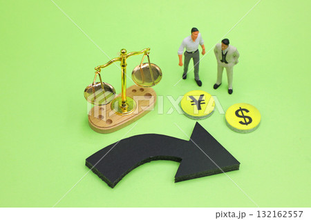 円安と円高の為替のイメージ 円安と円高の為替のイメージ 132162557