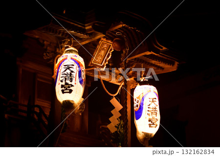 城崎温泉 四所神社の天満宮 夜に浮かぶ提灯と木造社殿の美しい光景 城崎温泉 四所神社の天満宮 夜に浮かぶ提灯と木造社殿の美しい光景 132162834