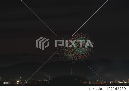 豊橋市から見た蒲郡まつり・納涼花火大会と三河湾の風景(愛知県) 132162950