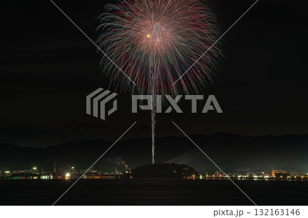 豊橋市から見た蒲郡まつり・納涼花火大会と三河湾の風景(愛知県) 132163146