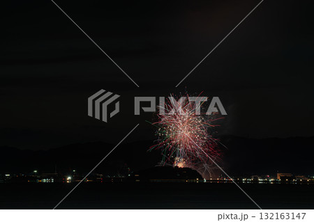 豊橋市から見た蒲郡まつり・納涼花火大会と三河湾の風景(愛知県) 132163147