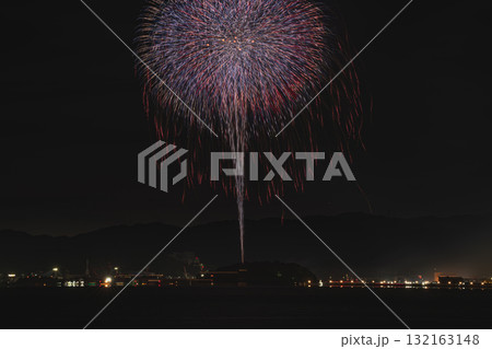 豊橋市から見た蒲郡まつり・納涼花火大会と三河湾の風景(愛知県) 豊橋市から見た蒲郡まつり・納涼花火大会と三河湾の風景(愛知県) 132163148