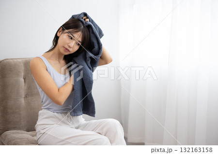 タオルで髪を乾かす若い女性 タオルで髪を乾かす若い女性 132163158