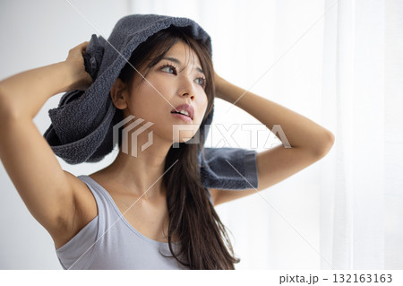 タオルで髪を乾かす若い女性 タオルで髪を乾かす若い女性 132163163