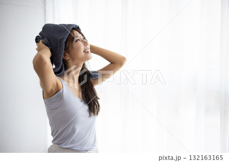 タオルで髪を乾かす若い女性 132163165