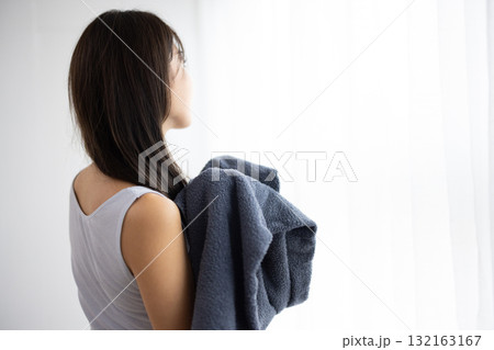 タオルで髪を乾かす若い女性 132163167