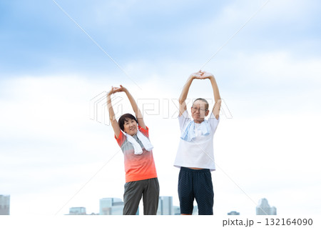 シニア 夫婦 伸び ストレッチ シニア 夫婦 伸び ストレッチ 132164090