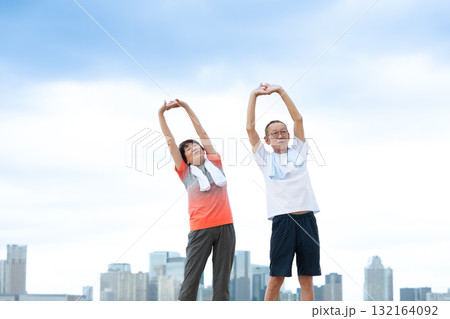 シニア 夫婦 伸び ストレッチ シニア 夫婦 伸び ストレッチ 132164092