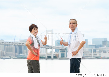 シニア　夫婦　ポートレート　サムズアップ 132164117