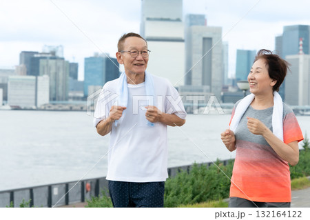 シニア 夫婦 ウォーキング ジョギング シニア 夫婦 ウォーキング ジョギング 132164122
