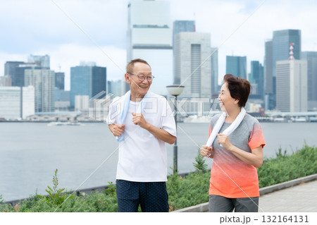 シニア　夫婦　ウォーキング　ジョギング 132164131