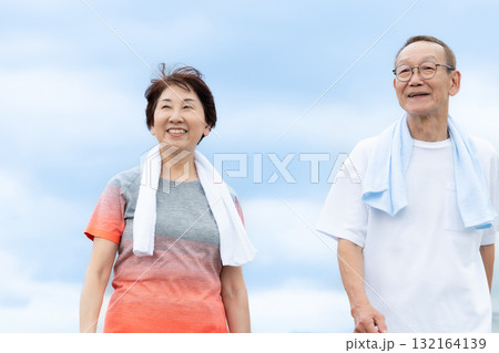 シニア 夫婦 ウォーキング ジョギング シニア 夫婦 ウォーキング ジョギング 132164139