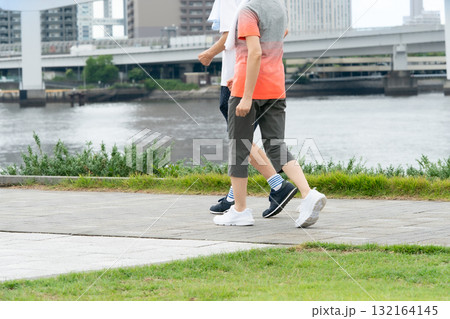 シニア　夫婦　足元　 132164145