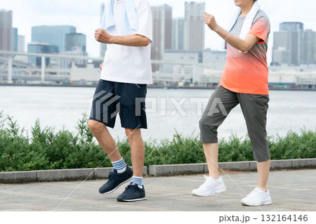 シニア　夫婦　足元　 132164146