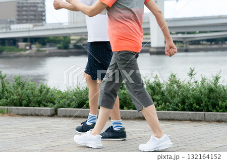 シニア　夫婦　足元　 132164152