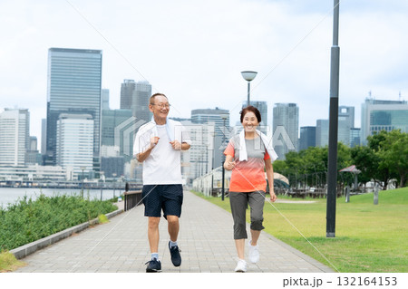 シニア　夫婦　ウォーキング　ジョギング 132164153