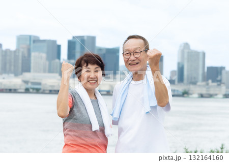 シニア 夫婦 ポートレート ガッツポーズ シニア 夫婦 ポートレート ガッツポーズ 132164160