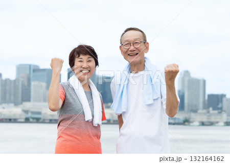 シニア 夫婦 ポートレート ガッツポーズ シニア 夫婦 ポートレート ガッツポーズ 132164162