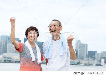 シニア　夫婦　ポートレート　ガッツポーズ 132164164