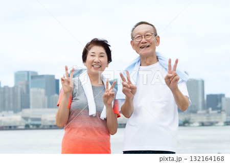 シニア　夫婦　ポートレート　ピース 132164168