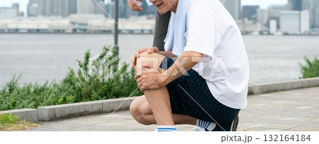 シニア　夫婦　膝関節症 132164184