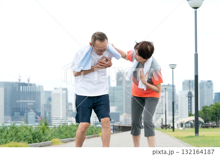 シニア　夫婦　心臓発作 132164187