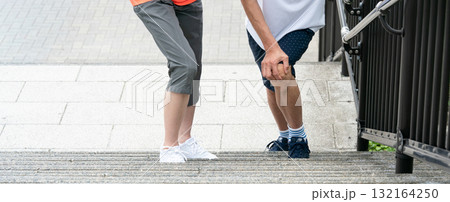 シニア　夫婦　膝痛　階段 132164250