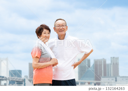 シニア　夫婦　ポートレート　青空 132164263