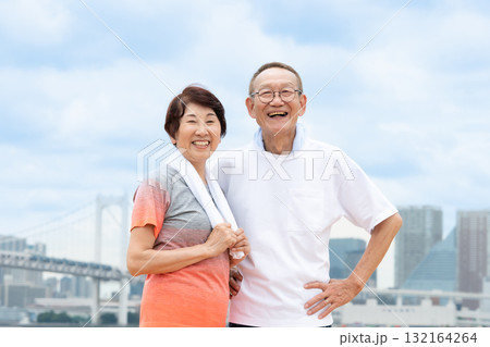 シニア 夫婦 ポートレート 青空 シニア 夫婦 ポートレート 青空 132164264