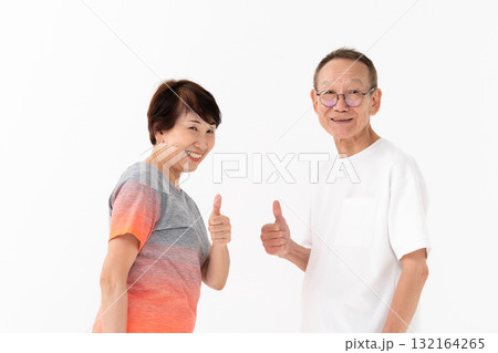シニア　夫婦　フィットネス　サムズアップ 132164265