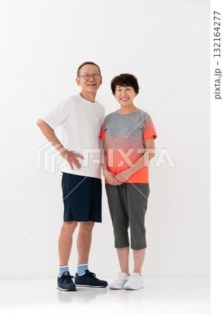 シニア　夫婦　フィットネス　全身 132164277