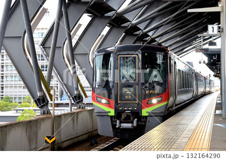 高知駅に停車中の特急南風号はJR四国2700系気動車で運行されています 132164290