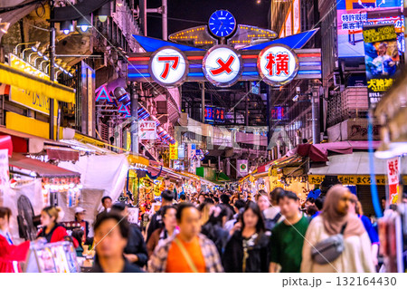 日本の東京都市景観10月。インバウンド続く…外国人観光客らで賑わうアメ横などを望む 132164430