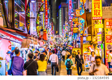 日本の東京都市景観 インバウンド続く…外国人観光客らで賑わうアメ横と並行する上中 日本の東京都市景観 インバウンド続く…外国人観光客らで賑わうアメ横と並行する上中 132164595