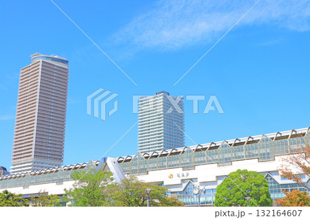 岐阜県岐阜市、岐阜駅と駅前高層ビル群の風景 132164607
