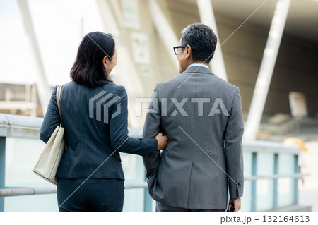 ビジネスマンとビジネスウーマンの後姿 132164613