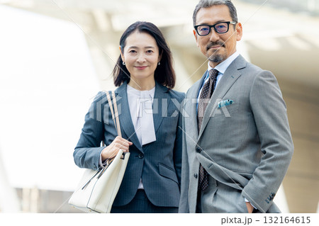 オフィス街を歩くビジネスパーソン オフィス街を歩くビジネスパーソン 132164615
