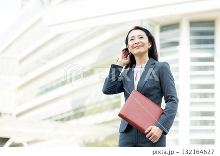 シニア女性のビジネスウーマン シニア女性のビジネスウーマン 132164627