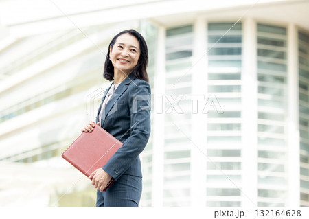 シニア女性のビジネスウーマン シニア女性のビジネスウーマン 132164628