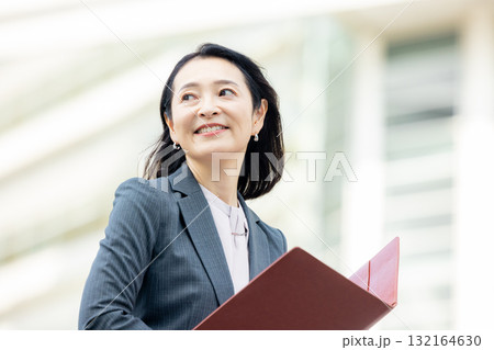 シニア女性のビジネスウーマン シニア女性のビジネスウーマン 132164630