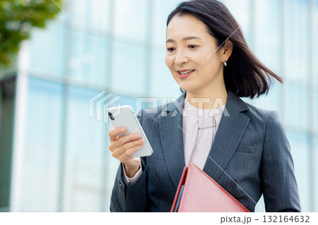 スマホを持つビジネスウーマン 132164632
